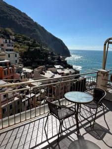 a table and chairs on a balcony with the ocean at Mar-Mar Panoramica in Riomaggiore