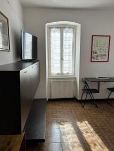 a room with a television and a desk and a window at Mar-Mar Panoramica in Riomaggiore