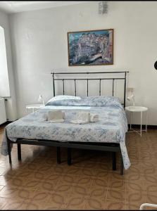 a bed with two towels on it in a bedroom at Mar-Mar Panoramica in Riomaggiore