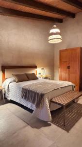 Ένα ή περισσότερα κρεβάτια σε δωμάτιο στο Casas Rurales Los Geijos