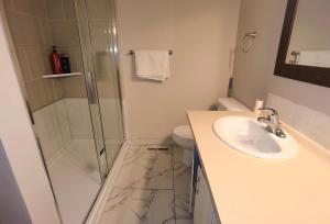 カルガリーにあるHome Inn Calgary Universityのシャワー、洗面台、トイレ付きのバスルーム