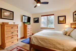 una camera da letto con un letto, una cassettiera e una TV di Ski and Explore Silverthorne Gem with Hot Tub Access! a Silverthorne Altre 26 foto