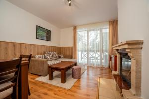 斯莫梁ЕлеаНора, Смолянски езера EleaNora Smolyan lakes的带沙发和壁炉的客厅