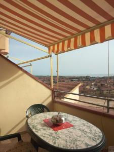 Balkoni atau teres di Casa vacanze con vista mare