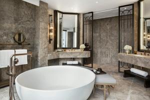 Bilik mandi di The St. Regis Hong Kong