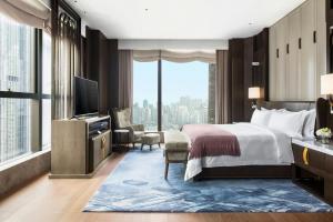 Katil atau katil-katil dalam bilik di The St. Regis Hong Kong