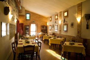 a restaurant with tables and chairs in a room at La Brenta Vecchia in Vigodarzere