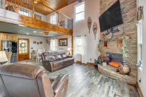 Χώρος καθιστικού στο Community Perks Mtn-View Ellijay Cabin with Hot Tub