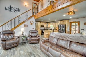 Η κουζίνα ή μικρή κουζίνα στο Community Perks Mtn-View Ellijay Cabin with Hot Tub