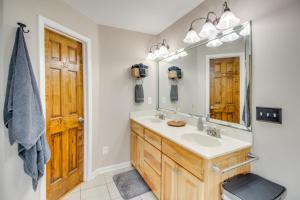Ένα μπάνιο στο Community Perks Mtn-View Ellijay Cabin with Hot Tub +28 φωτογραφίες