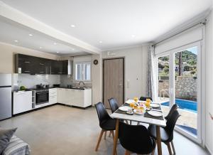 a kitchen and dining room with a table and chairs at Ionian Edge Apartments in Nikiana