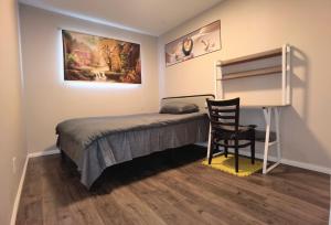 Ένα ή περισσότερα κρεβάτια σε δωμάτιο στο Home Inn Calgary Dalhousie 2