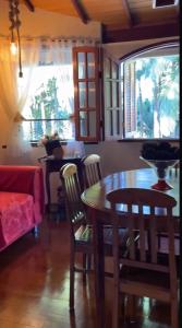 a dining room with a table and chairs in a room at Calmaria 01 in Vila Velha