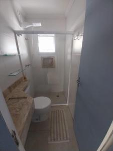 Et badeværelse på Casa em condomínio no Centro de Bertioga com Ar condicionado + 25 billeder