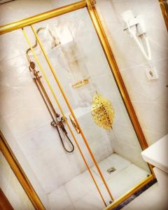 Bilik mandi di Biçen Otel
