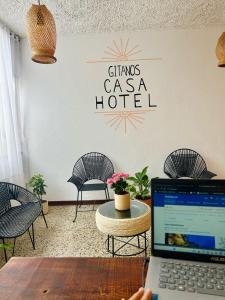 TV a/nebo společenská místnost v ubytování CasaGitanos Hotel