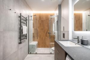 Un baño con ducha, lavabo e inodoro. en Brand New Downtown Apartments by Reside Baltic, en Vilna 35 fotos más