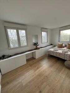 ブシー・サン ・ジョルジュにあるLogement familial près de Disneyのリビングルーム(ベッド1台、窓2つ付) +21枚の写真