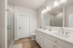 ルイスにあるBrand New Lewes House-Sleeps 14の洗面台、トイレ、鏡のあるバスルーム +38枚の写真