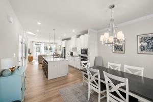 ルイスにあるBrand New Lewes House-Sleeps 14のテーブルと椅子のあるキッチンとダイニングルーム
