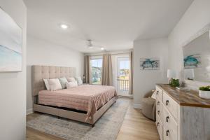 ルイスにあるBrand New Lewes House-Sleeps 14のベッドと窓のある白い寝室