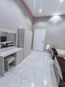 Camera bianca con scrivania e letto di Home1 2BR هوم1 شقة غرفتين بمدخل مستقل تبعد اقل من 5 كلم عن الحرم النبوي a Medina