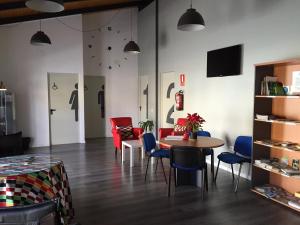 una sala de espera con mesa y sillas en Hostel Cañaveral en Cañaveral