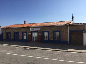 un viejo edificio de ladrillo al lado de una calle en Hostel Cañaveral, en Cañaveral