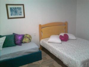 1 dormitorio con 2 camas con almohadas en Estudio dos Bonecos, en Canela