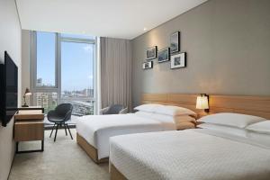 Postel nebo postele na pokoji v ubytování Four Points by Sheraton Linkou