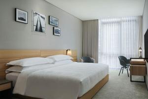 Postel nebo postele na pokoji v ubytování Four Points by Sheraton Linkou