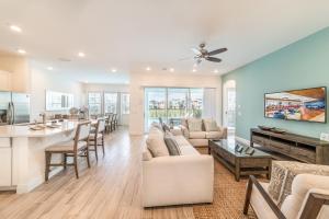 ein Wohnzimmer mit Küche und Esszimmer in der Unterkunft Margaritaville Cottages Orlando with H2O Waterpark by Rentyl in Kissimmee