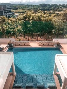 una piscina con vista sulla città di Modern Tropical Luxe Apartment - Boracay Newcoast a Boracay