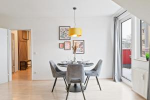 a white dining room with a table and chairs at Kingsize Bett, Balkon, Arbeitsplatz, Netflix in Pforzheim