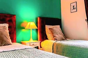 1 Schlafzimmer mit 2 Betten und einer grünen Wand in der Unterkunft CORTO 4 pers Cœur Vieille Ville Parking in Boulogne-sur-Mer