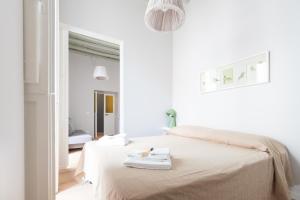 ローマにあるIdeal Apartment D'Ascanio, Piazza Navonaの白い部屋(タオル付きのベッド付)