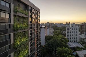 un edificio con piante verdi sul lato di esso di Yoo 914 - Luxury Loft a Porto Alegre
