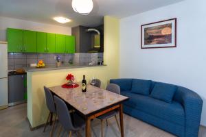 Kuchyňa alebo kuchynka v ubytovaní Apartment Tom