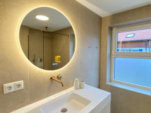 Ένα μπάνιο στο Loft am See I Balkon I Bergnähe I Parken I Schloss +28 φωτογραφίες