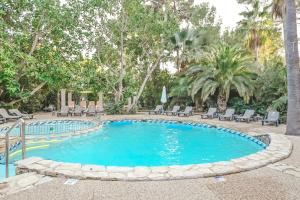The swimming pool at or close to Lago Garden Apart-Suites & Spa Hotel