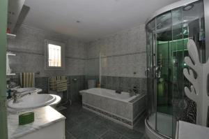 Ένα μπάνιο στο Chambre d hôtes dans villa