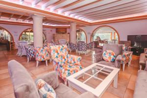 A seating area at Lago Garden Apart-Suites & Spa Hotel