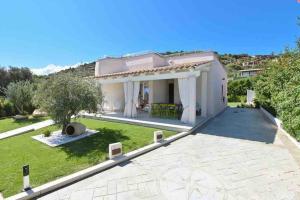 una villa con vista sul giardino di Villa Rei M&M- sea view, swimming pool & Jacuzzi a Costa Rei
