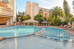 The swimming pool at or close to Lago Garden Apart-Suites & Spa Hotel