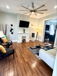 TV a/nebo společenská místnost v ubytování Expansive Ohio City Home