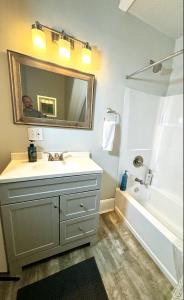 Koupelna v ubytování Expansive Ohio City Home + 28 fotografií