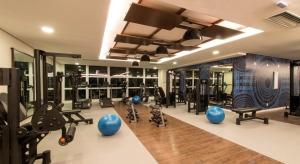 a gym with a lot of treadmills and exercise equipment at Conforto na Praia Gonzaga, Estacionamento, Piscina in Santos