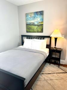 Postel nebo postele na pokoji v ubytování Spacious Ohio City District Home