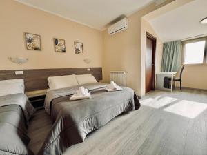 A bed or beds in a room at Hotel Villa Robinia