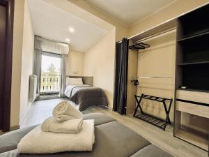 A bed or beds in a room at Hotel Villa Robinia